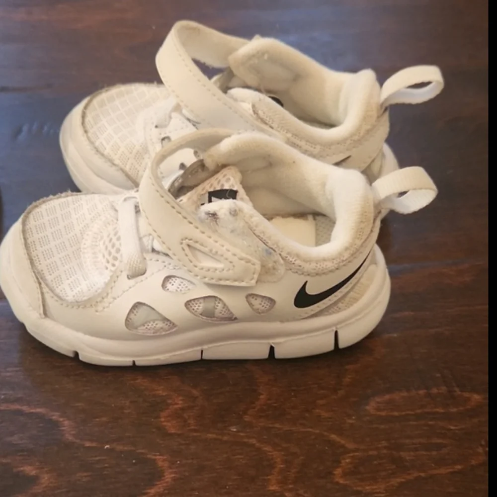 Nike baby boy white sneakers 2